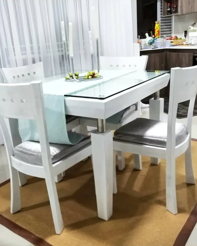 Comedor de cuatro puestos con tapa en vidrio y sillas blancas