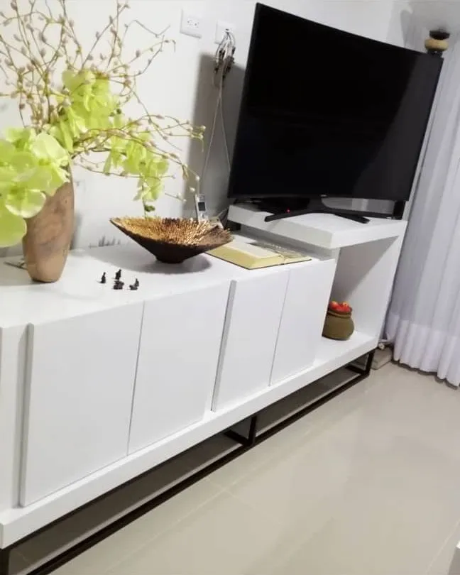 Mueble de televisión en blanco, en la sala de una casa