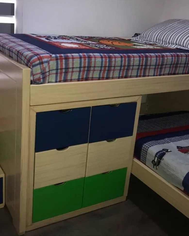 Litera con cajones de almacenaje, en un cuarto infantil