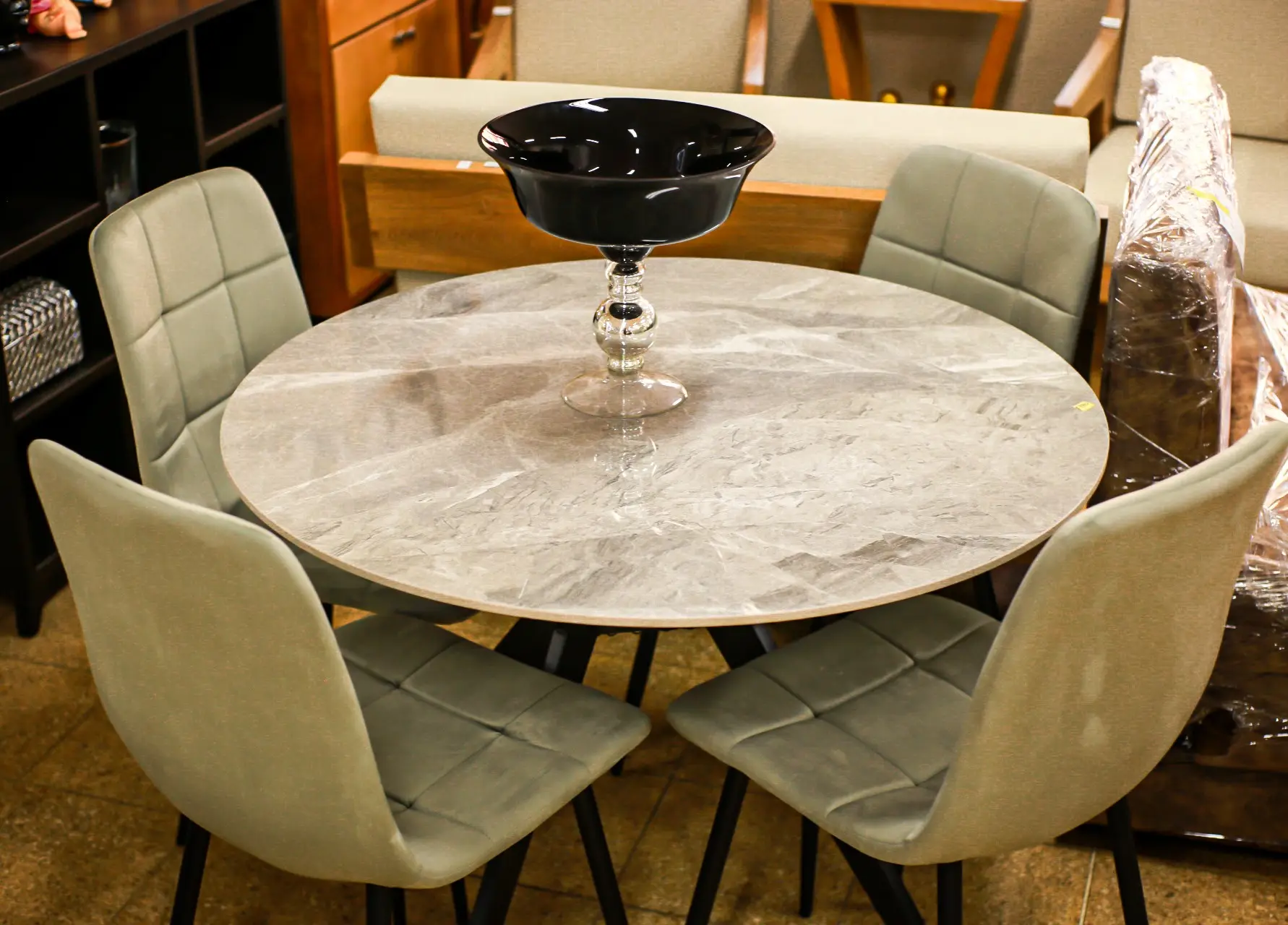 Comedor redondo con superficie en mármol y sillas tapizadas en verde salvia, ITER Muebles