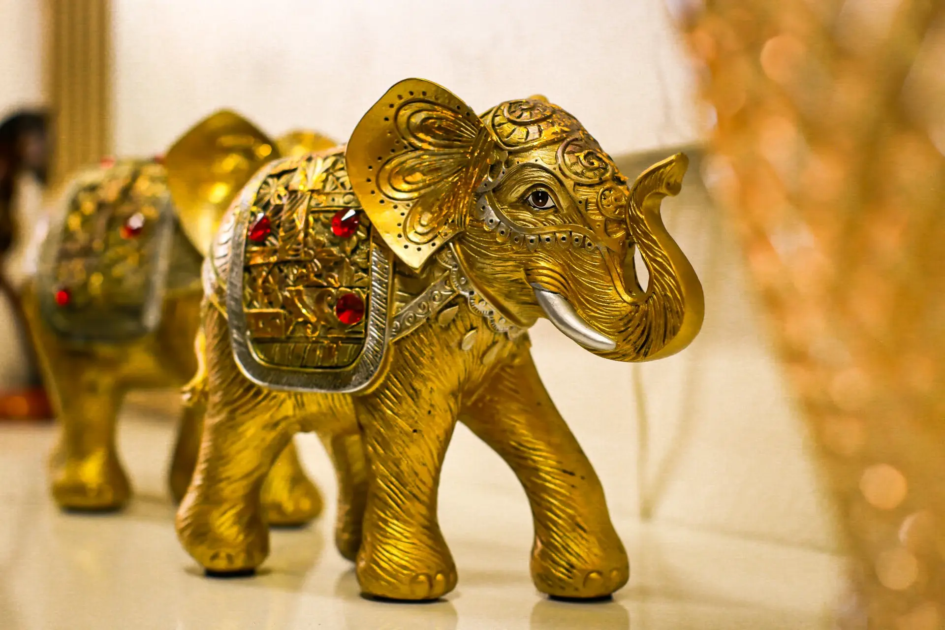Figura decorativa de elefante en dorado, de la sección de decoración de ITER Muebles