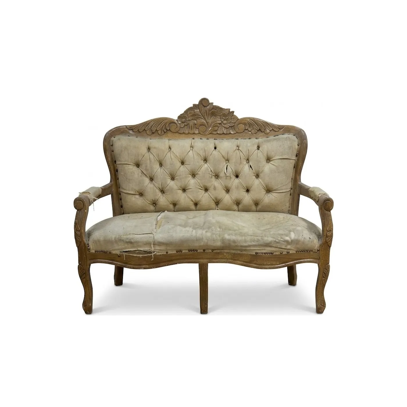 El mismo love seat tallado con la tela rota y la madera opaca, recreación de su estado antes de restaurar